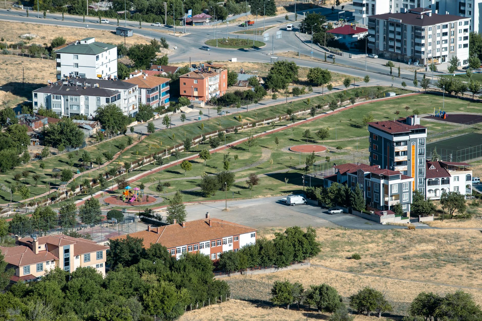 Aerial view showcasing urban and park areas in Elâzığ, Türkiye.